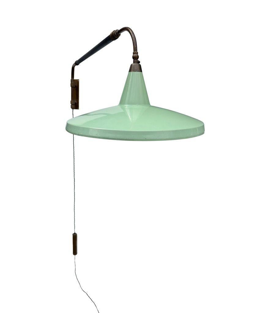 Eine italienische, ausziehbare Stilnovo-Wandleuchte aus massivem Messing aus den 1950er Jahren mit grünem, genähtem Lederarm und originalem grünen Emaille-Schirm. Mit rautenförmigem Gegengewicht/Schalter aus massivem Messing und Wandhalterung aus