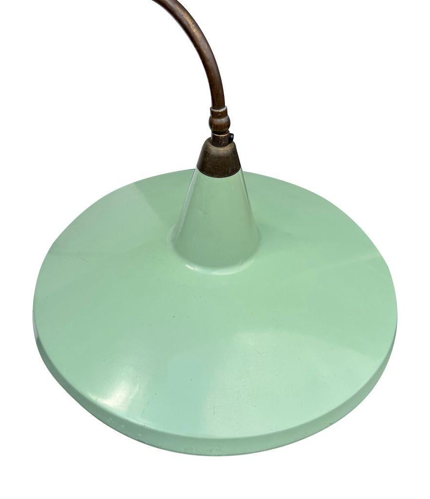 Eine italienische Stilnovo-Messing-Teleskop-Wandleuchte aus den 1950er Jahren mit genähtem Lederarm (Moderne der Mitte des Jahrhunderts) im Angebot