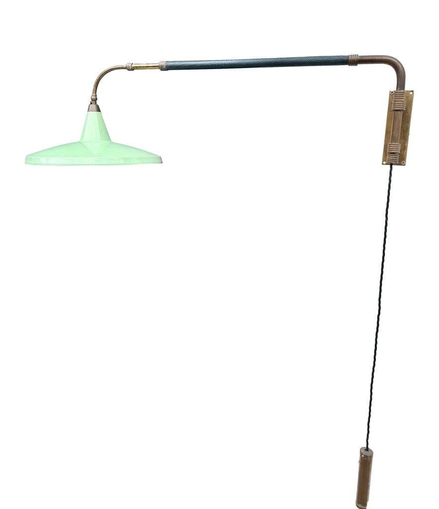 Eine italienische Stilnovo-Messing-Teleskop-Wandleuchte aus den 1950er Jahren mit genähtem Lederarm (Italienisch) im Angebot