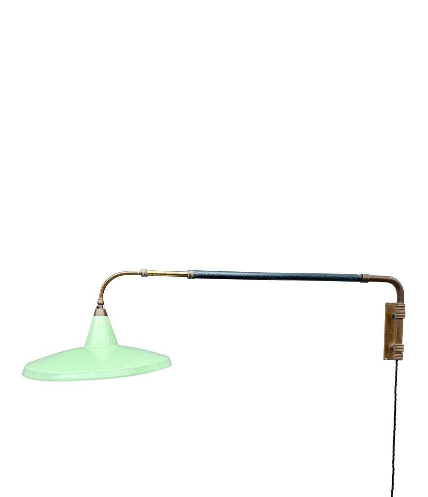 Eine italienische Stilnovo-Messing-Teleskop-Wandleuchte aus den 1950er Jahren mit genähtem Lederarm (Mitte des 20. Jahrhunderts) im Angebot