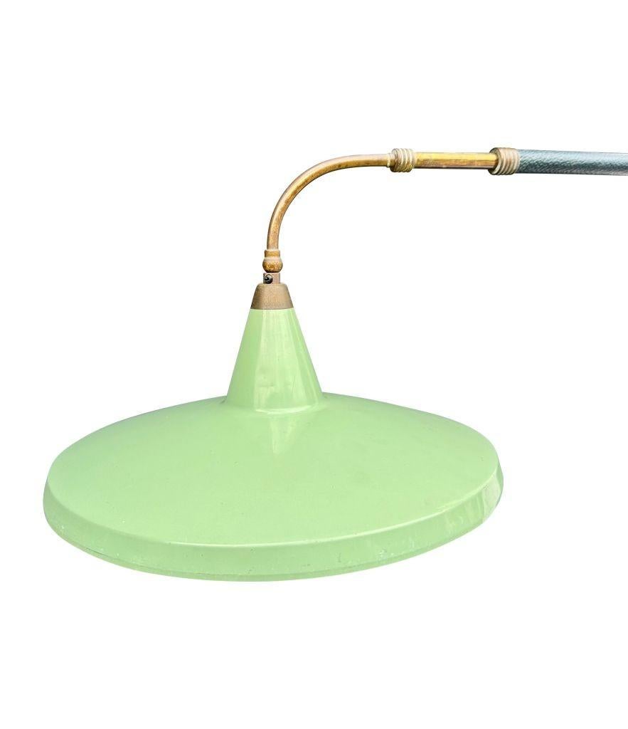 Eine italienische Stilnovo-Messing-Teleskop-Wandleuchte aus den 1950er Jahren mit genähtem Lederarm im Angebot 1