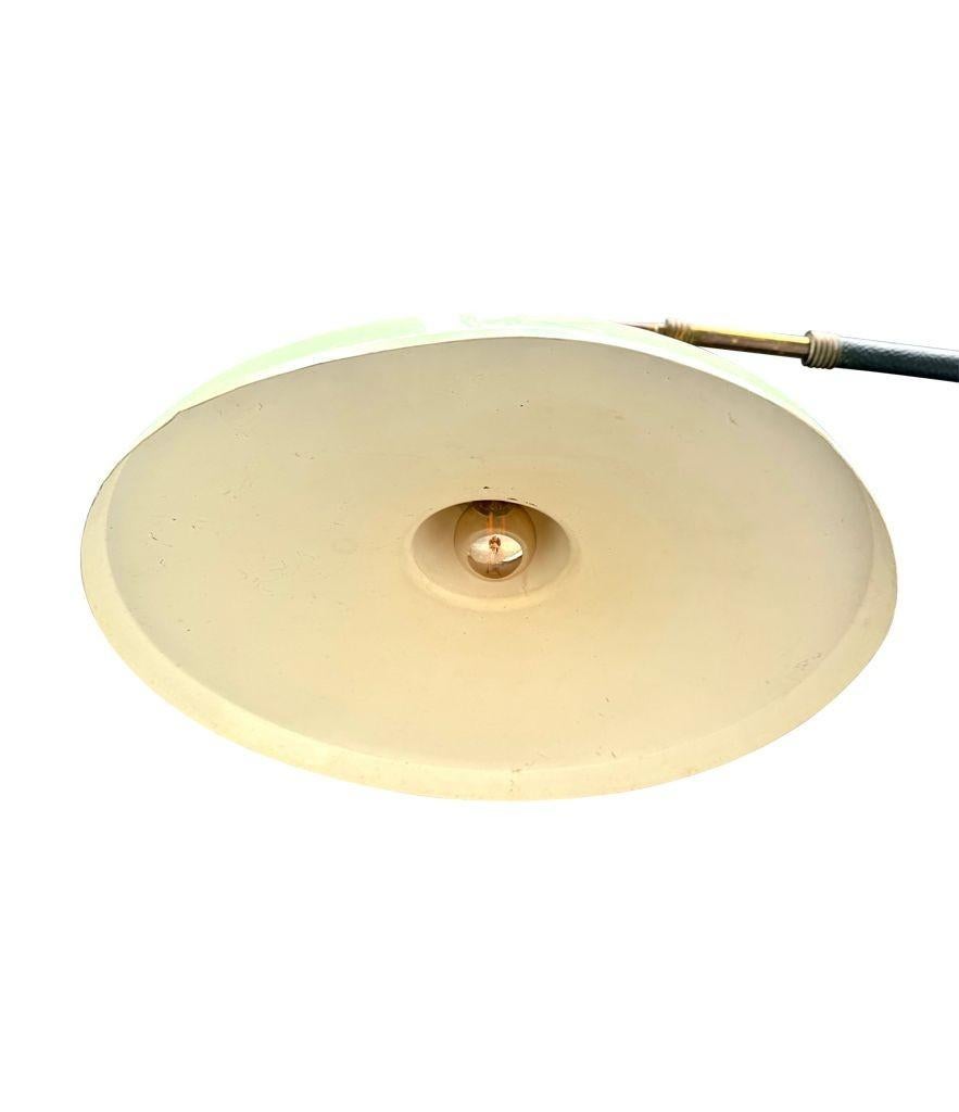 Eine italienische Stilnovo-Messing-Teleskop-Wandleuchte aus den 1950er Jahren mit genähtem Lederarm im Angebot 2