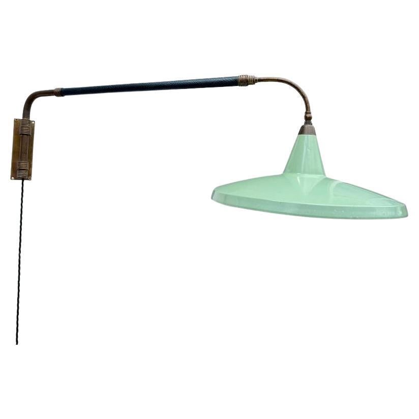 Eine italienische Stilnovo-Messing-Teleskop-Wandleuchte aus den 1950er Jahren mit genähtem Lederarm im Angebot