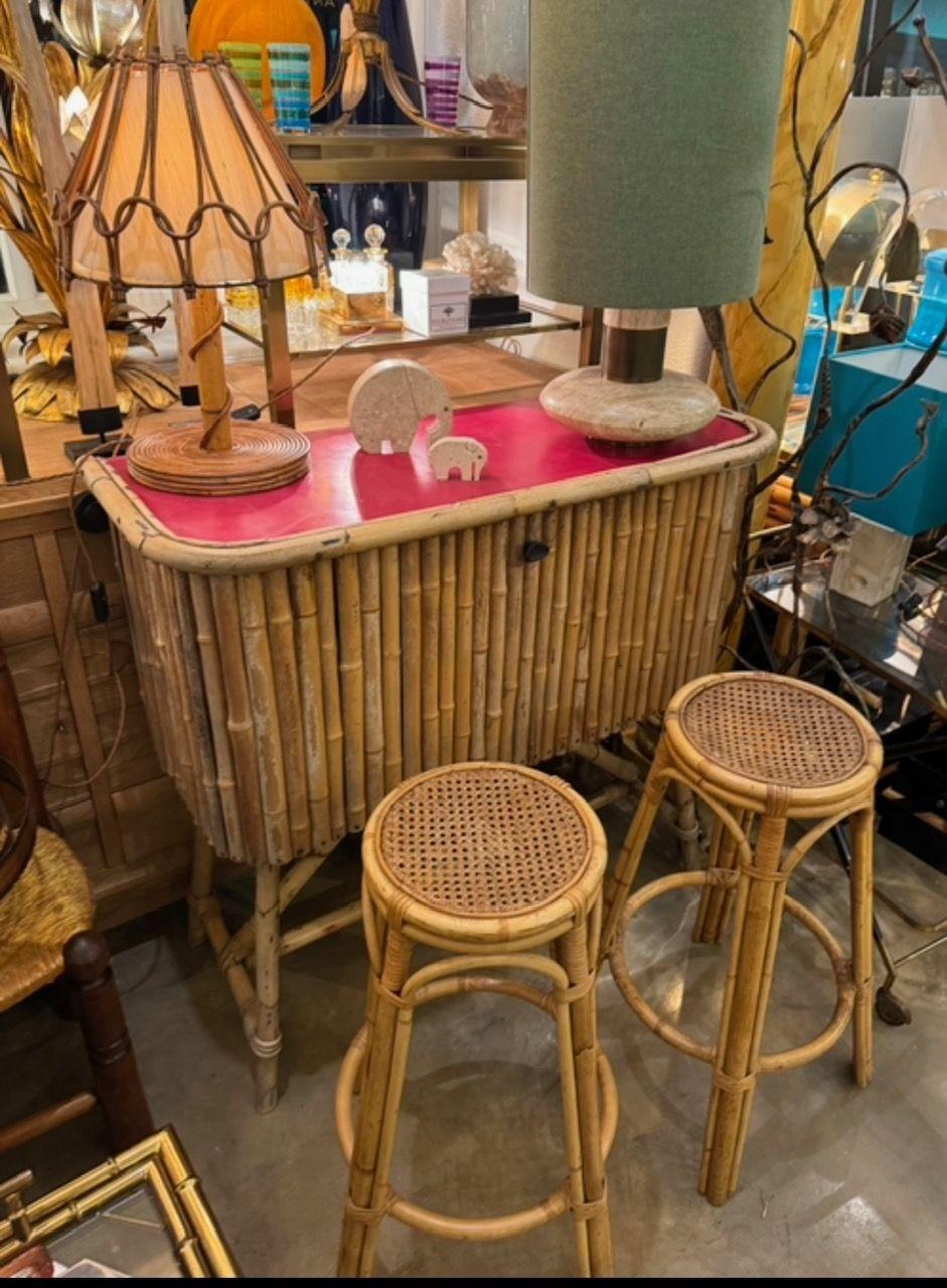 An Italian 1960s bamboo bar cabinet with red laminate top and two stools In Good Condition For Sale In London, GB