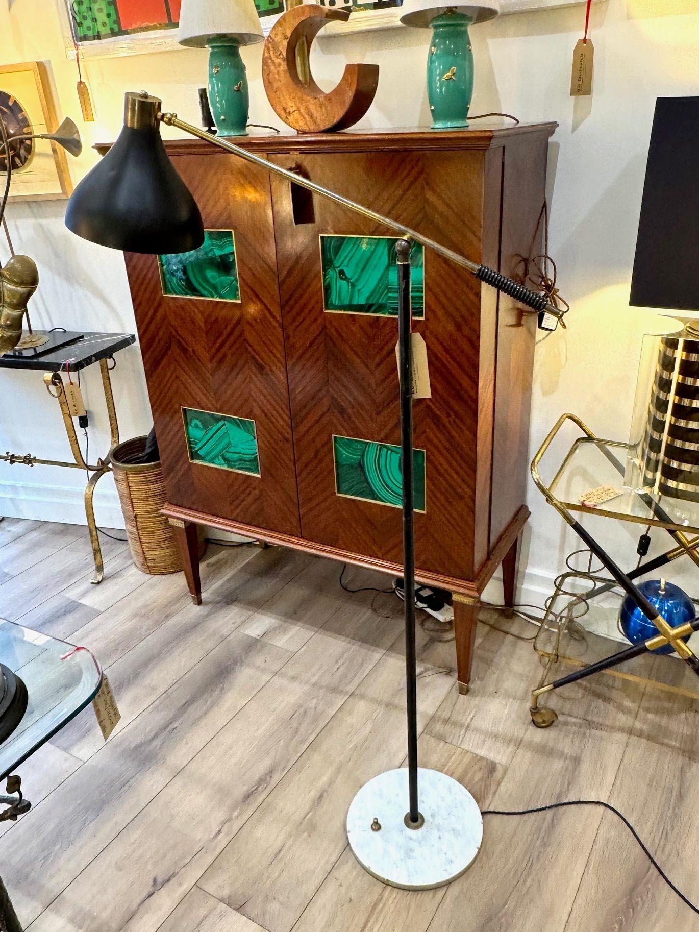 Lampada da terra regolabile in ottone e smalto nero di Stilux degli anni '60, con base in marmo di Carrara e piede originale  interruttore. Ricablato con nuovi accessori in ottone, cavo nero antico e testato dal PAT.  In buone condizioni originali,