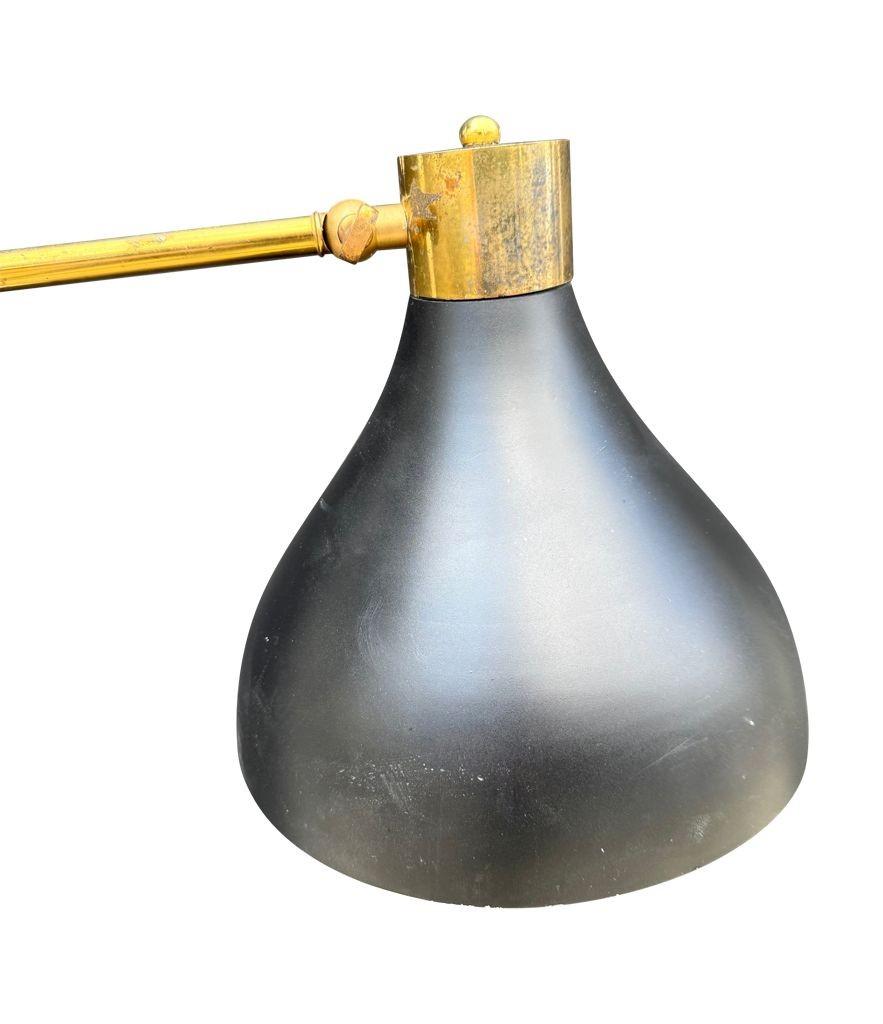 Italiano Lampada da terra regolabile in marmo, ottone e smalto nero, Stilux, anni '60. in vendita