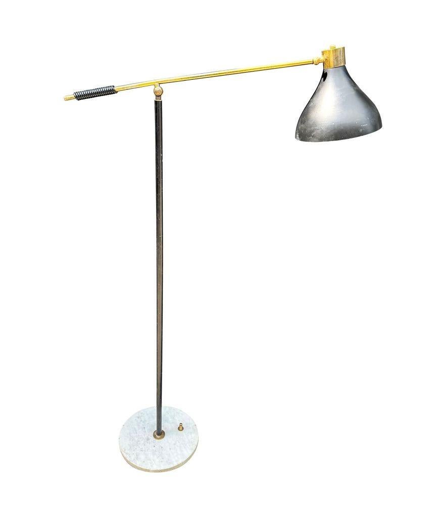 Lampada da terra regolabile in marmo, ottone e smalto nero, Stilux, anni '60. In condizioni buone in vendita a London, GB