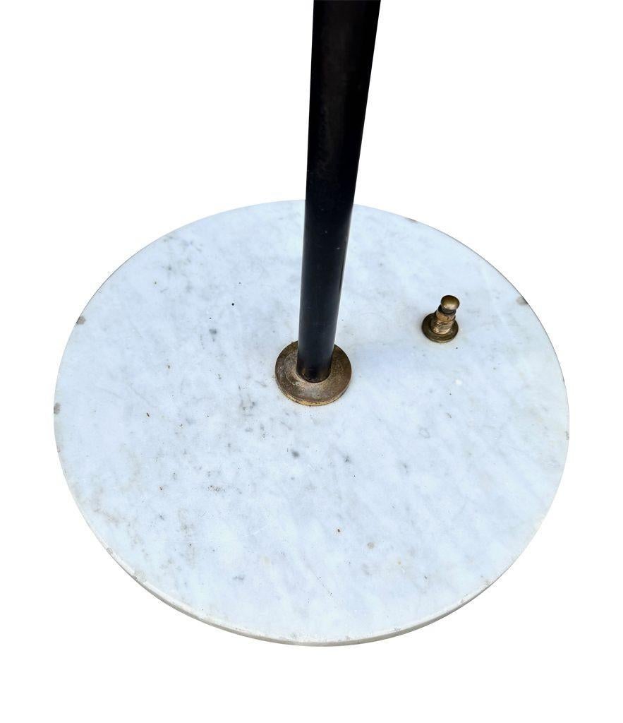 Ottone Lampada da terra regolabile in marmo, ottone e smalto nero, Stilux, anni '60. in vendita