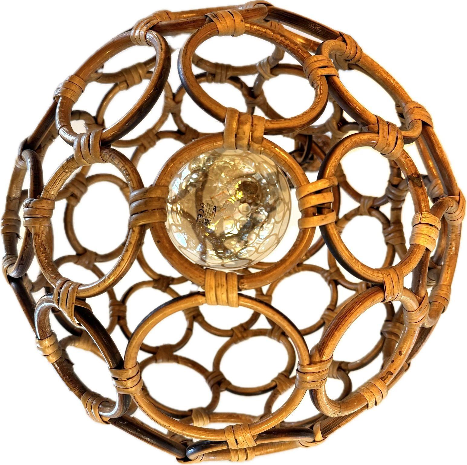 Lámpara italiana de bola circular de bambú de los años 60, estilo Franco Albini, con cadena colgante de bambú y rosetón de ratán tejido. Recableado con racor de latón nuevo y flexo de cordón de oro antiguo.