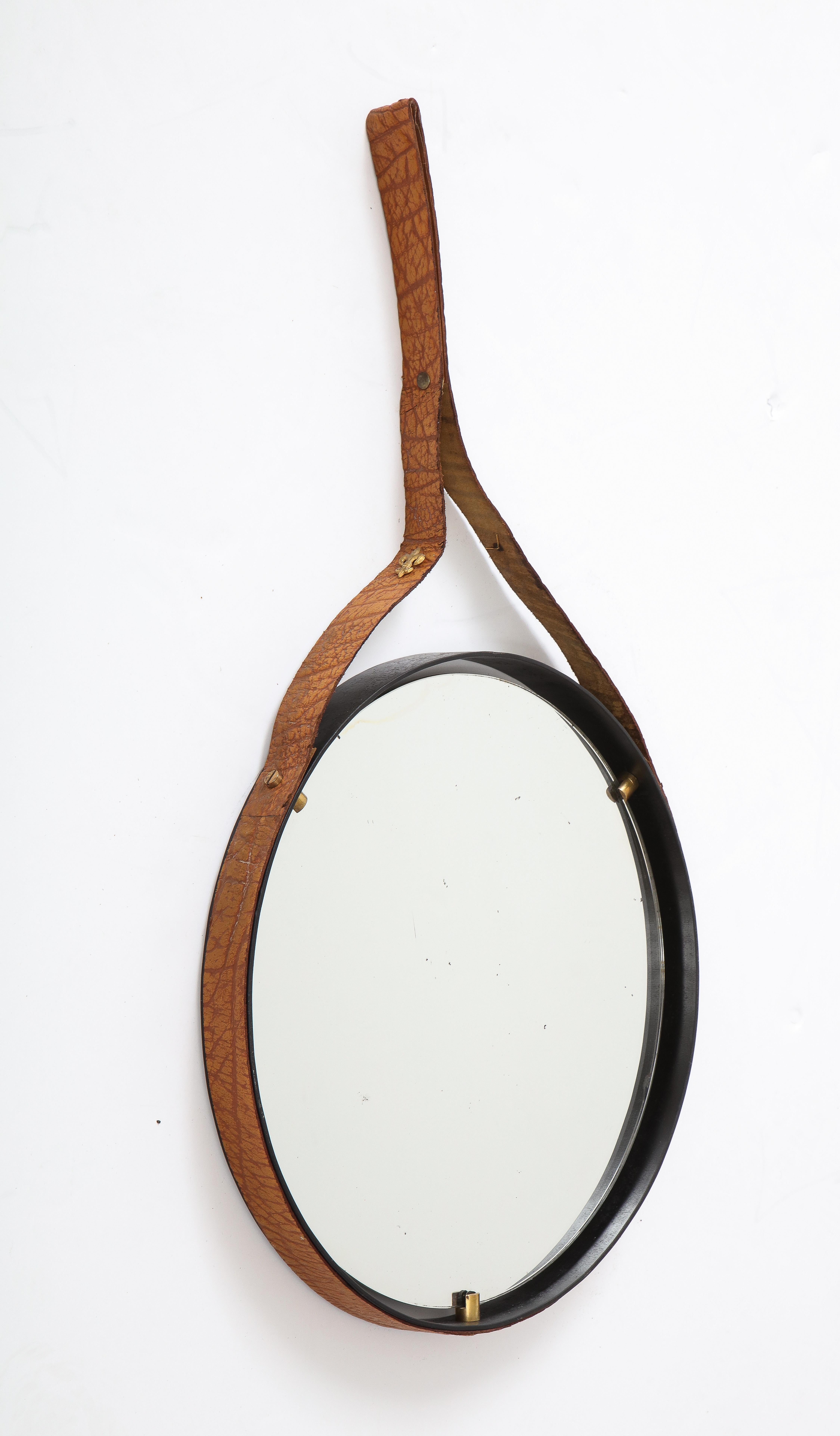 Italienischer runder schwebender italienischer Spiegel aus den 1960er Jahren mit Lederriemen (Moderne der Mitte des Jahrhunderts) im Angebot
