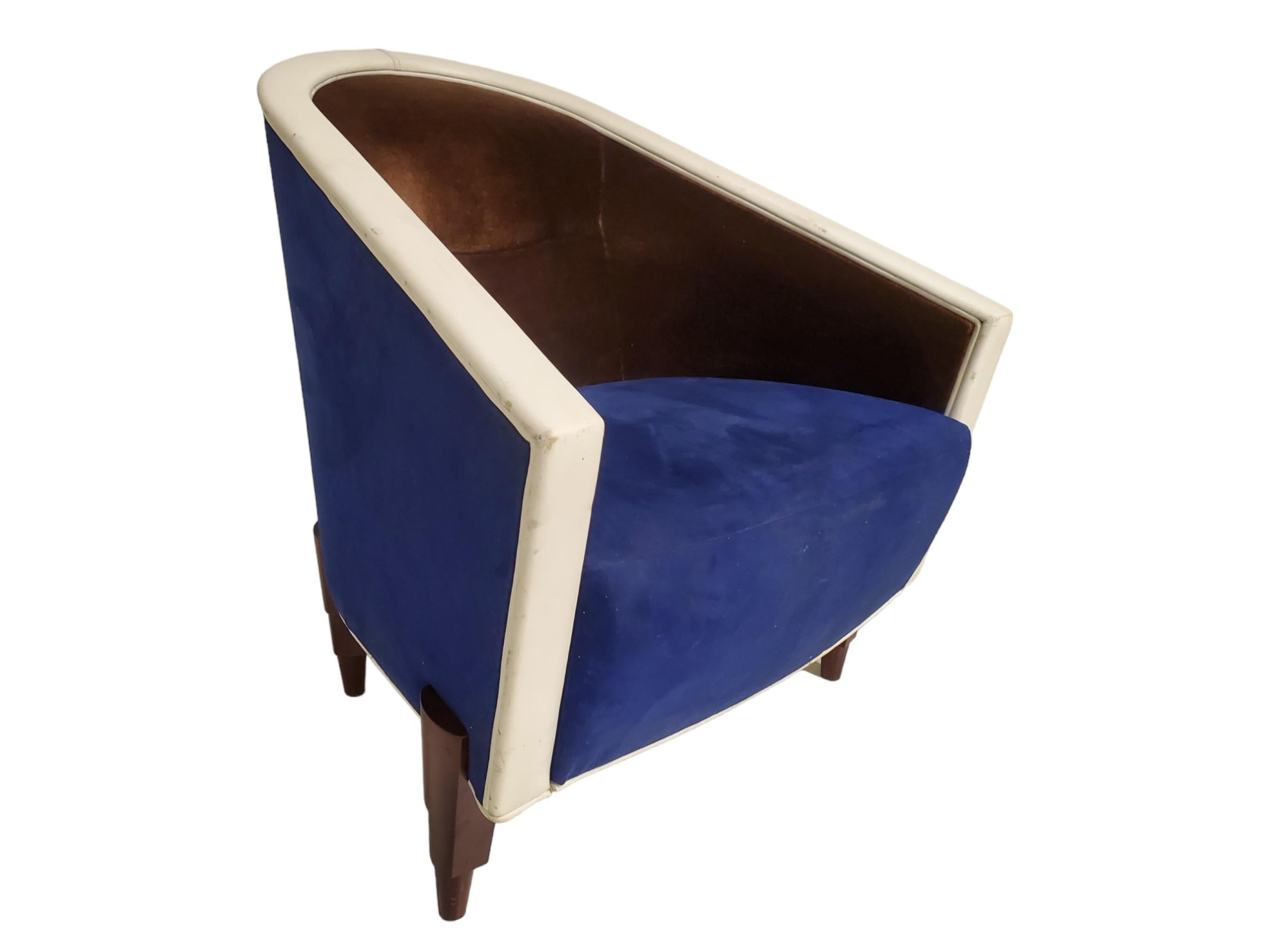  Une chaise d'appoint italienne exquise et confortable de Colber International. 
La chaise provient d'un hôtel français situé près des Champs-Élysées.
 Ce fauteuil club sculptural au design épuré est enveloppé d'un luxueux mélange de daim bleu