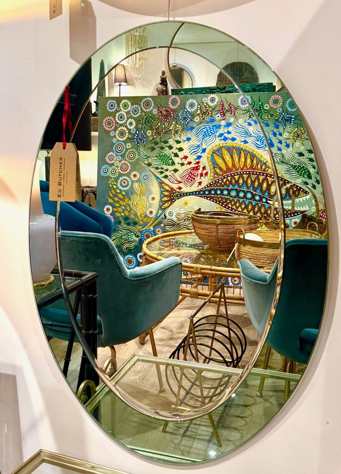 Miroir ovale Cristal Arte italien des années 1960 avec un cadre en miroir vert menthe pastel, avec des détails de clous en laiton sur le miroir.  Le miroir est en bon état.