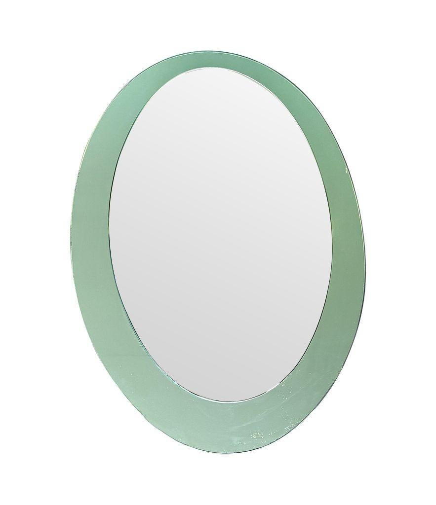 Miroir ovale italien Cristal Arte des années 1960 avec cadre en miroir vert menthe pastel. Bon état - En vente à London, GB