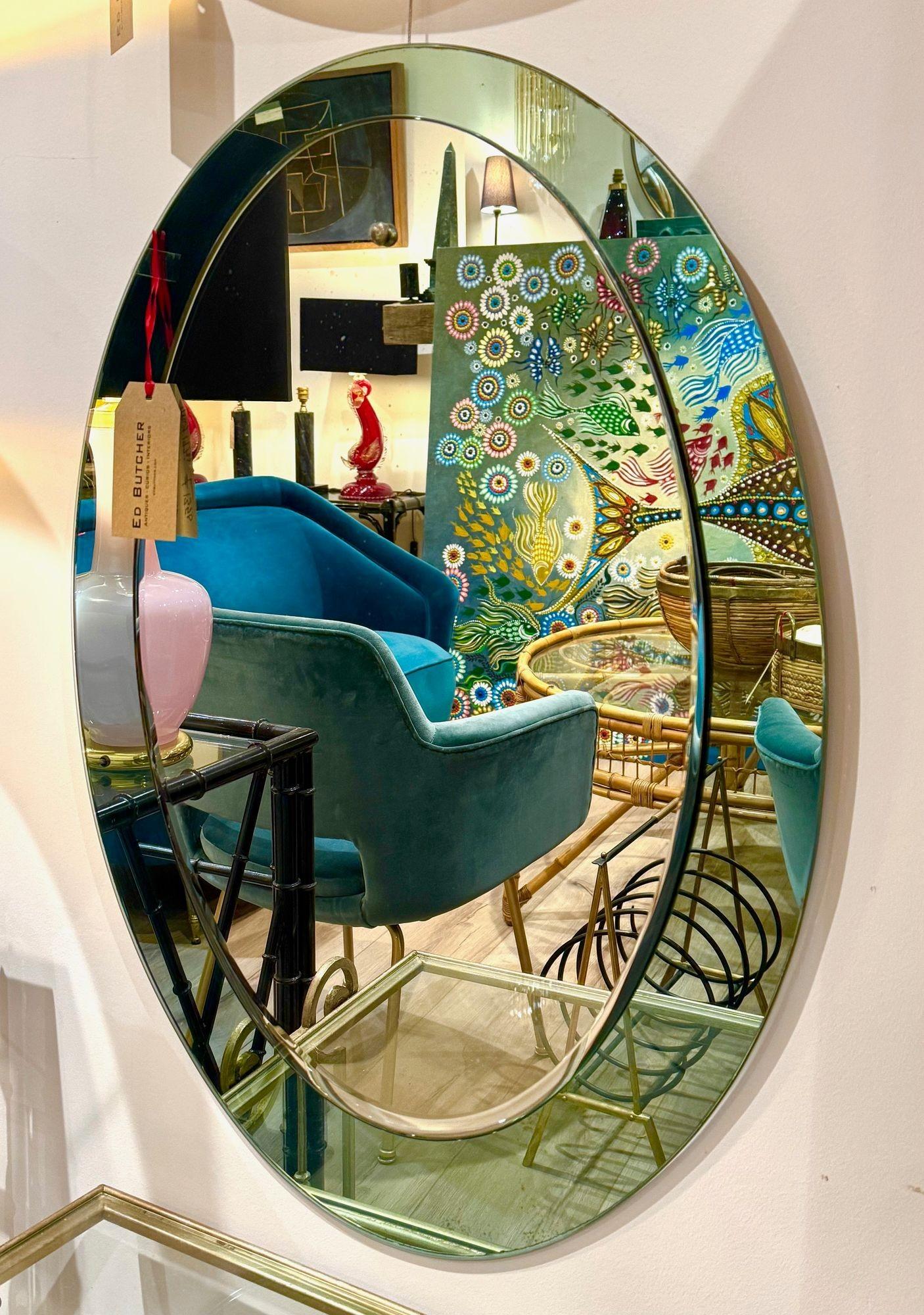 Milieu du XXe siècle Miroir ovale italien Cristal Arte des années 1960 avec cadre en miroir vert menthe pastel. en vente