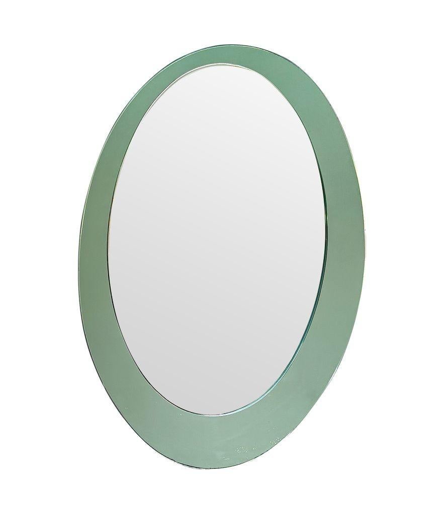 Miroir ovale italien Cristal Arte des années 1960 avec cadre en miroir vert menthe pastel. en vente 1