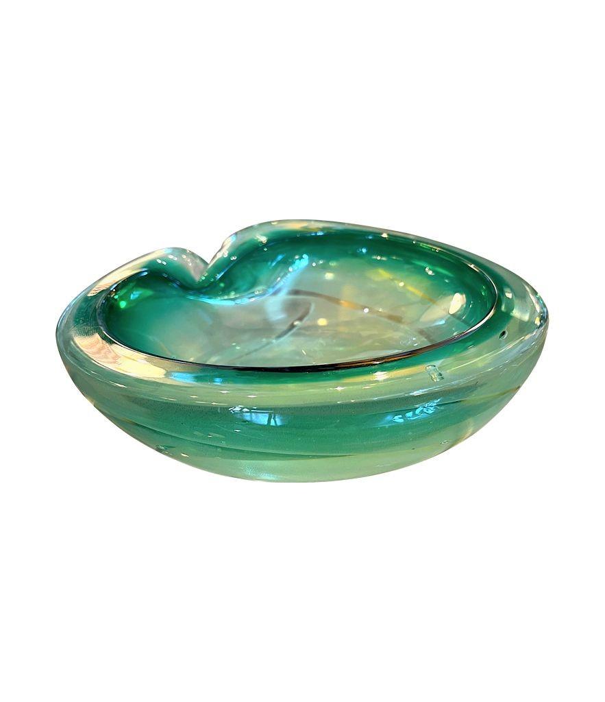An Italian 1960s green Murano glass ashtray / bowl In Good Condition For Sale In London, GB