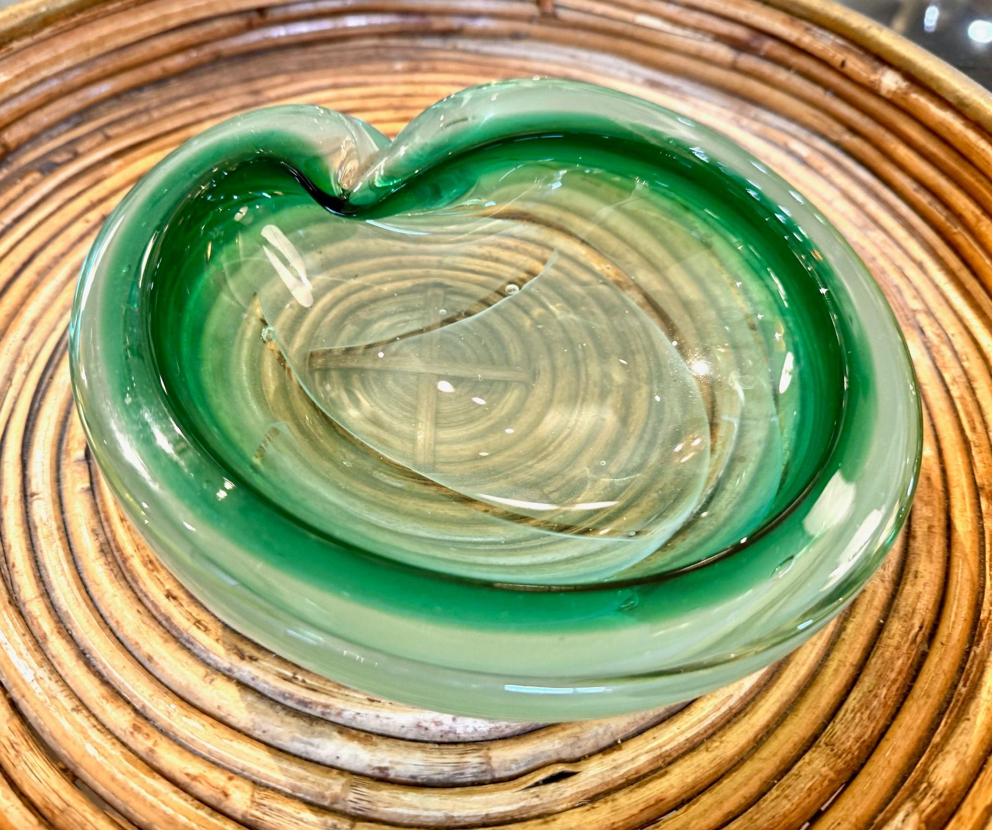 An Italian 1960s green Murano glass ashtray / bowl For Sale 1