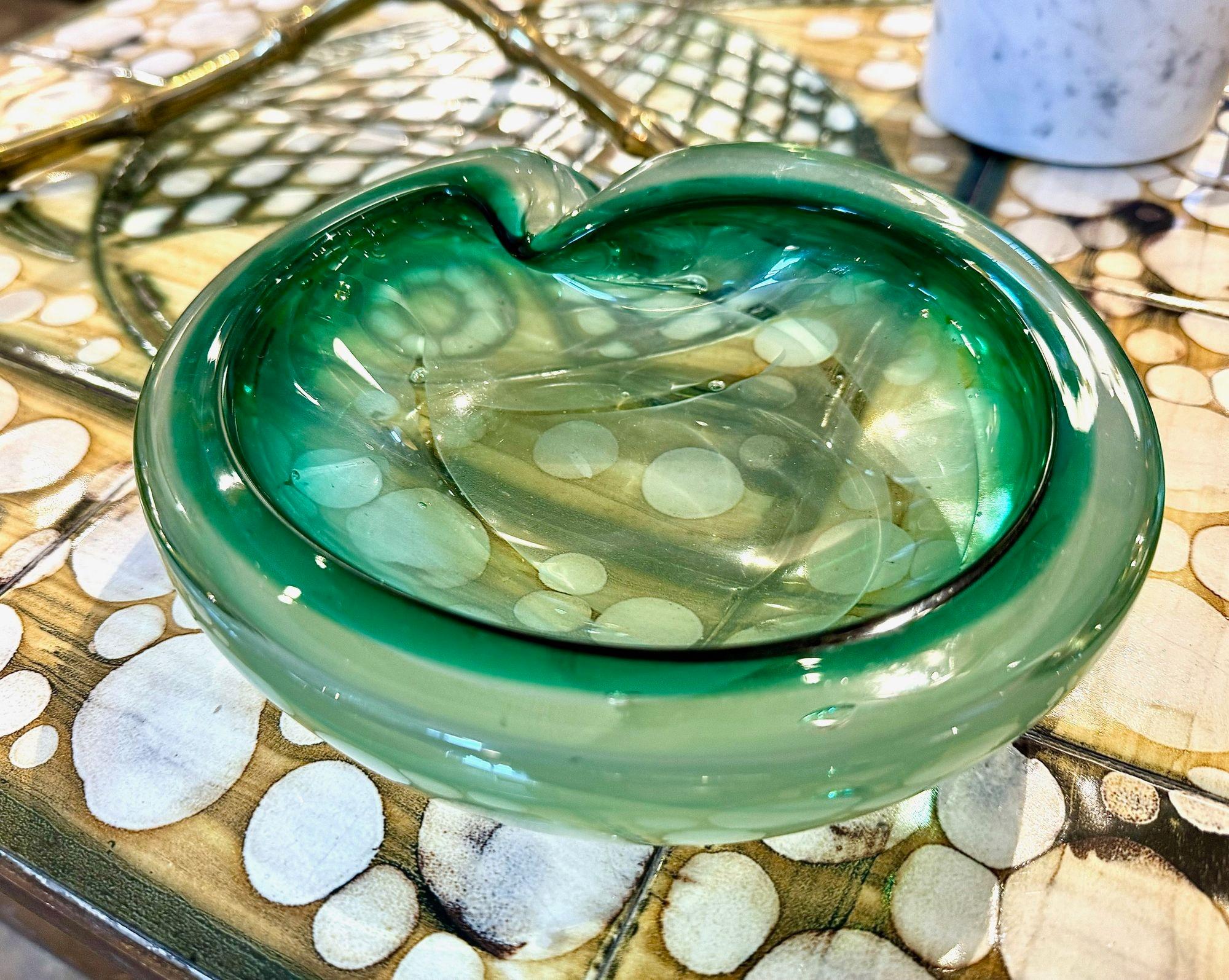 An Italian 1960s green Murano glass ashtray / bowl For Sale 4