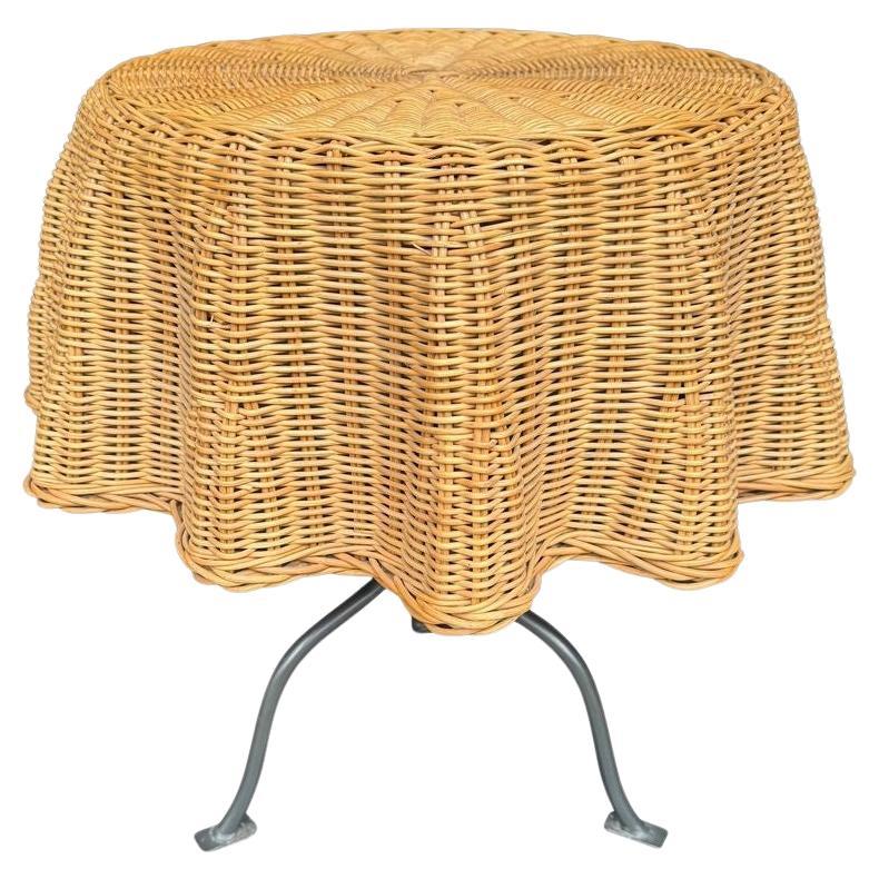 Ein italienischer Beistelltisch aus geflochtenem Rattan im Bonacina-Stil der 1970er Jahre auf Metallbeinen