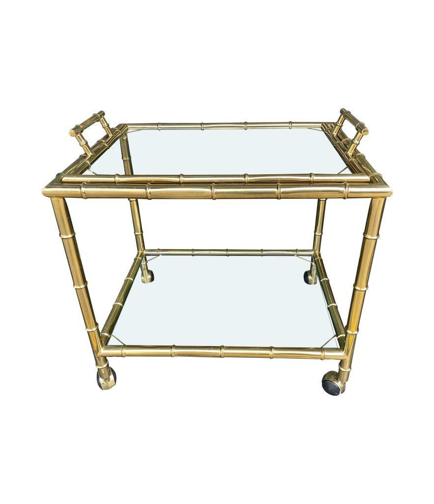 Un carrito de bar italiano de los años 70 de imitación de bambú y latón con bandeja superior extraíble finales del siglo XX en venta