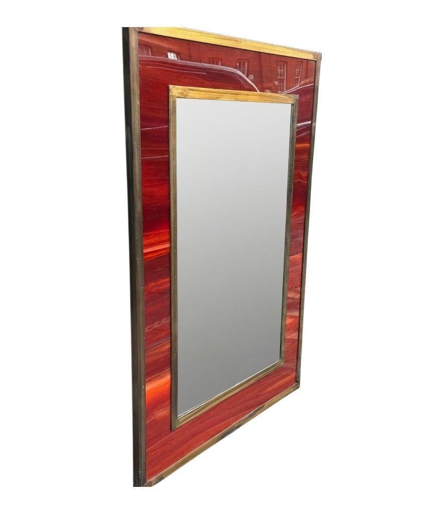 Miroir de paysage ou de portrait italien des années 1970 en fausse écaille de tortue et en laiton en vente 1