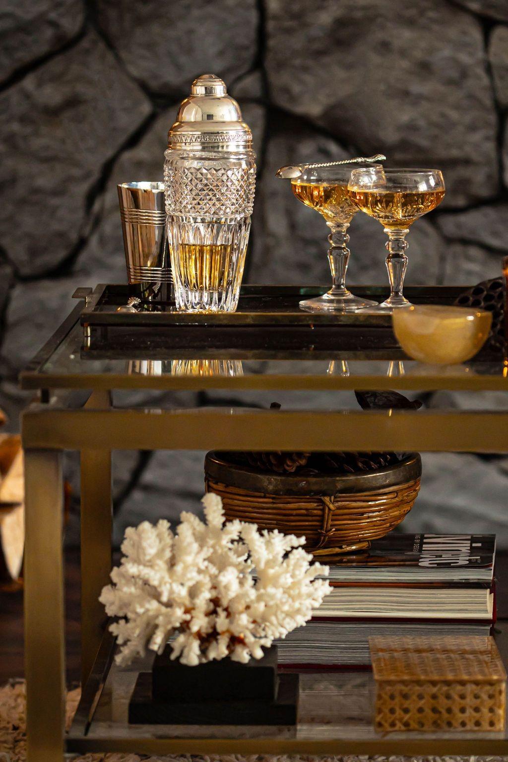 An Italian 1970s Gabriella Crespi style lucite and woven rattan gilt hinged box 2