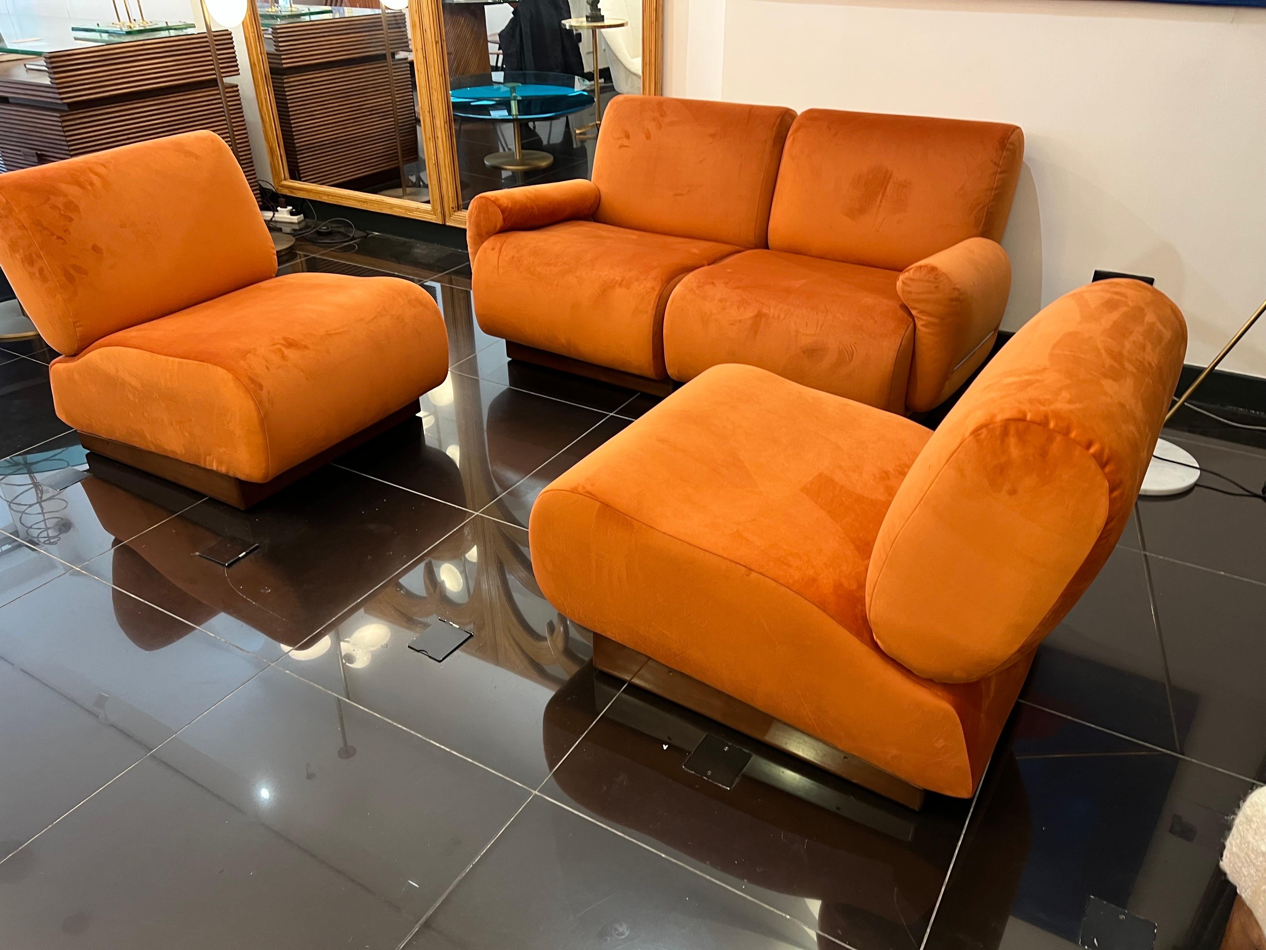 An Italian 1970s Large 4 seater sectional sofa in burnt orange velvet In Good Condition In London, GB