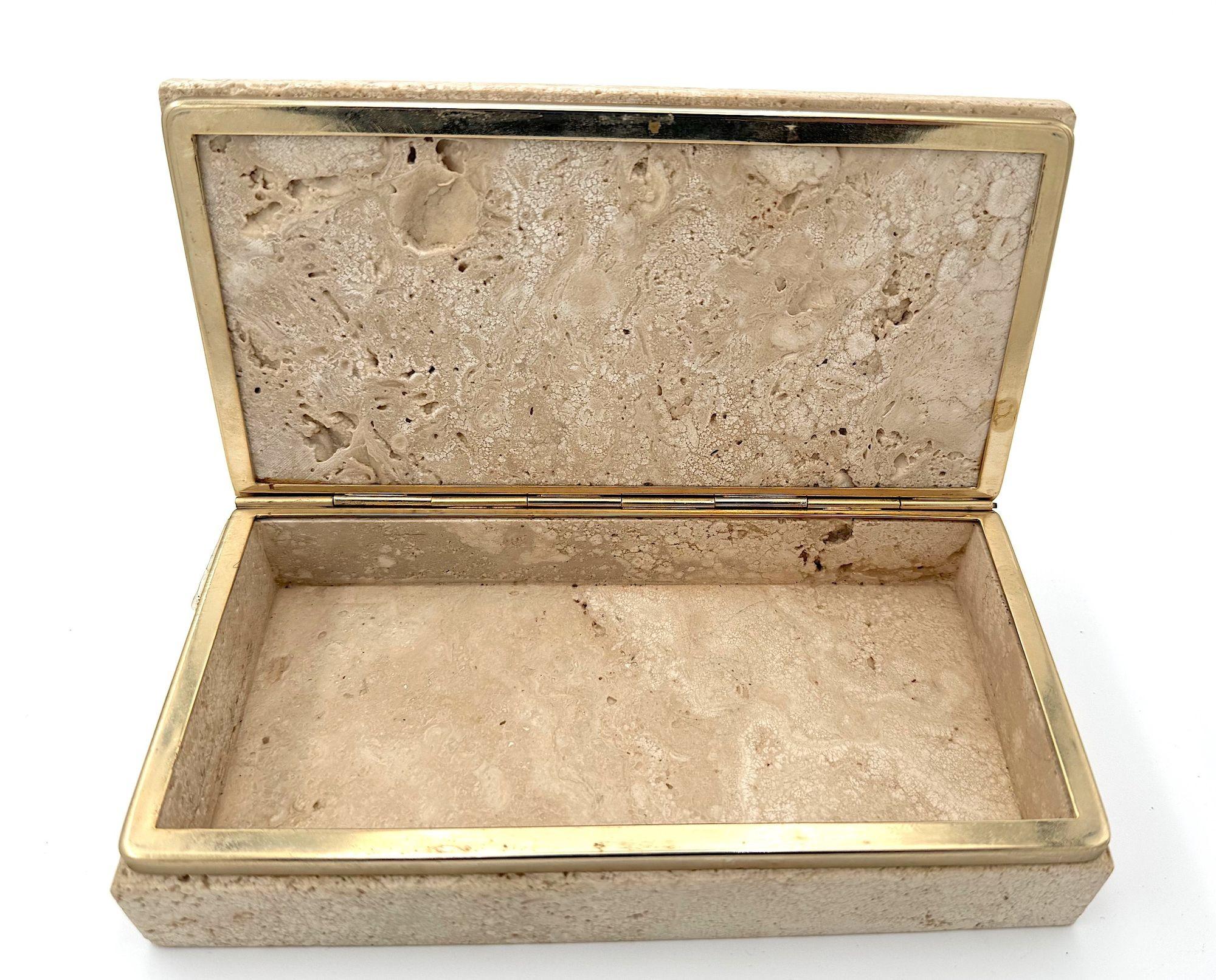 Caja de accesorios de joyería italiana de los años 70 de travertino y metal dorado en venta 3