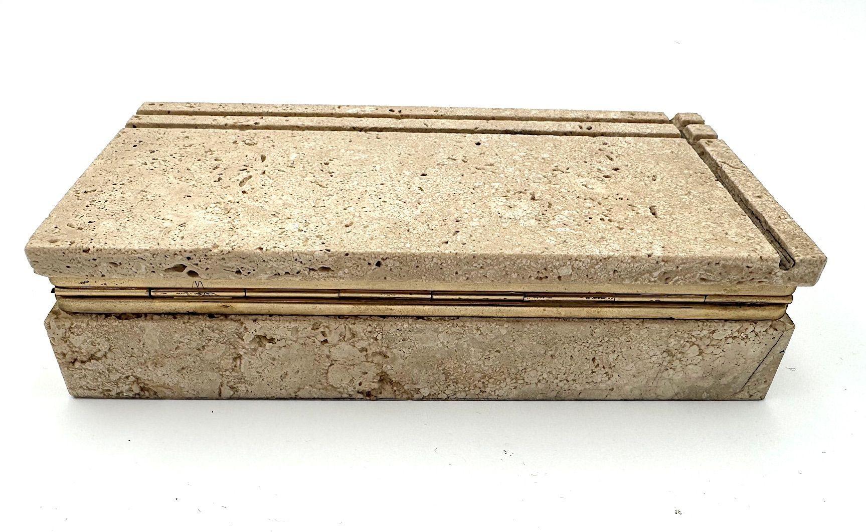 Caja de accesorios de joyería italiana de los años 70 de travertino y metal dorado en venta 4