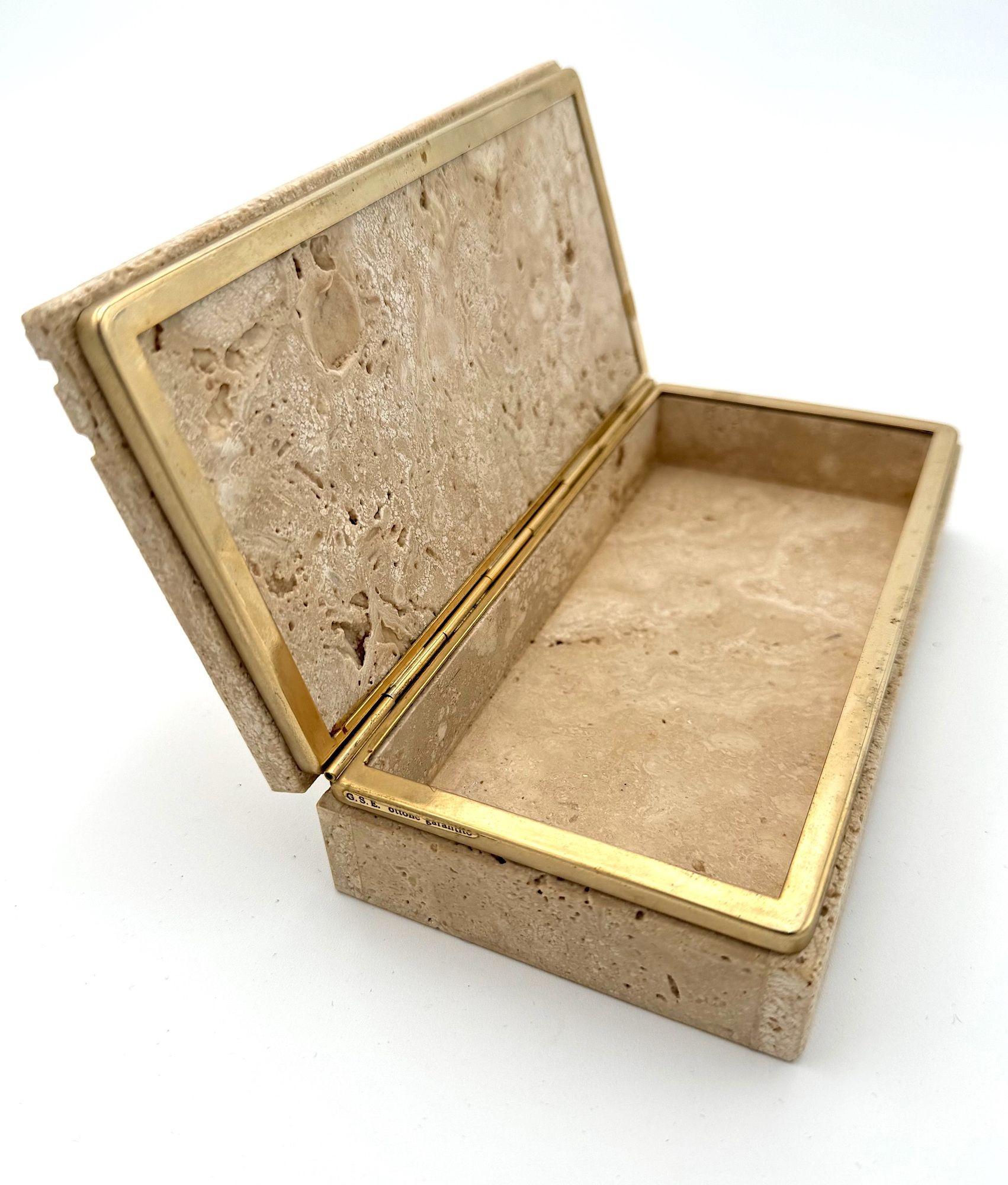Caja de accesorios de joyería italiana de los años 70 de travertino y metal dorado Moderno de mediados de siglo en venta