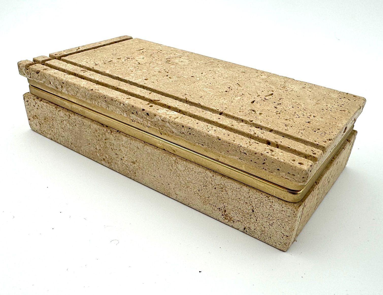 Caja de accesorios de joyería italiana de los años 70 de travertino y metal dorado Italiano en venta