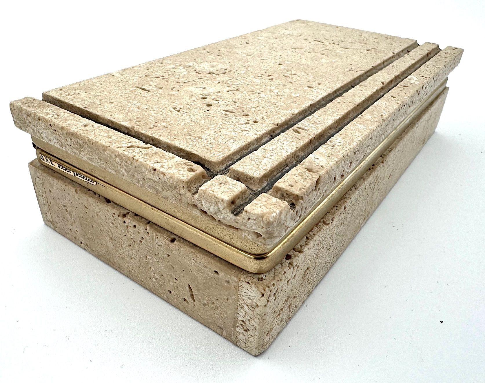 Caja de accesorios de joyería italiana de los años 70 de travertino y metal dorado Metal en venta