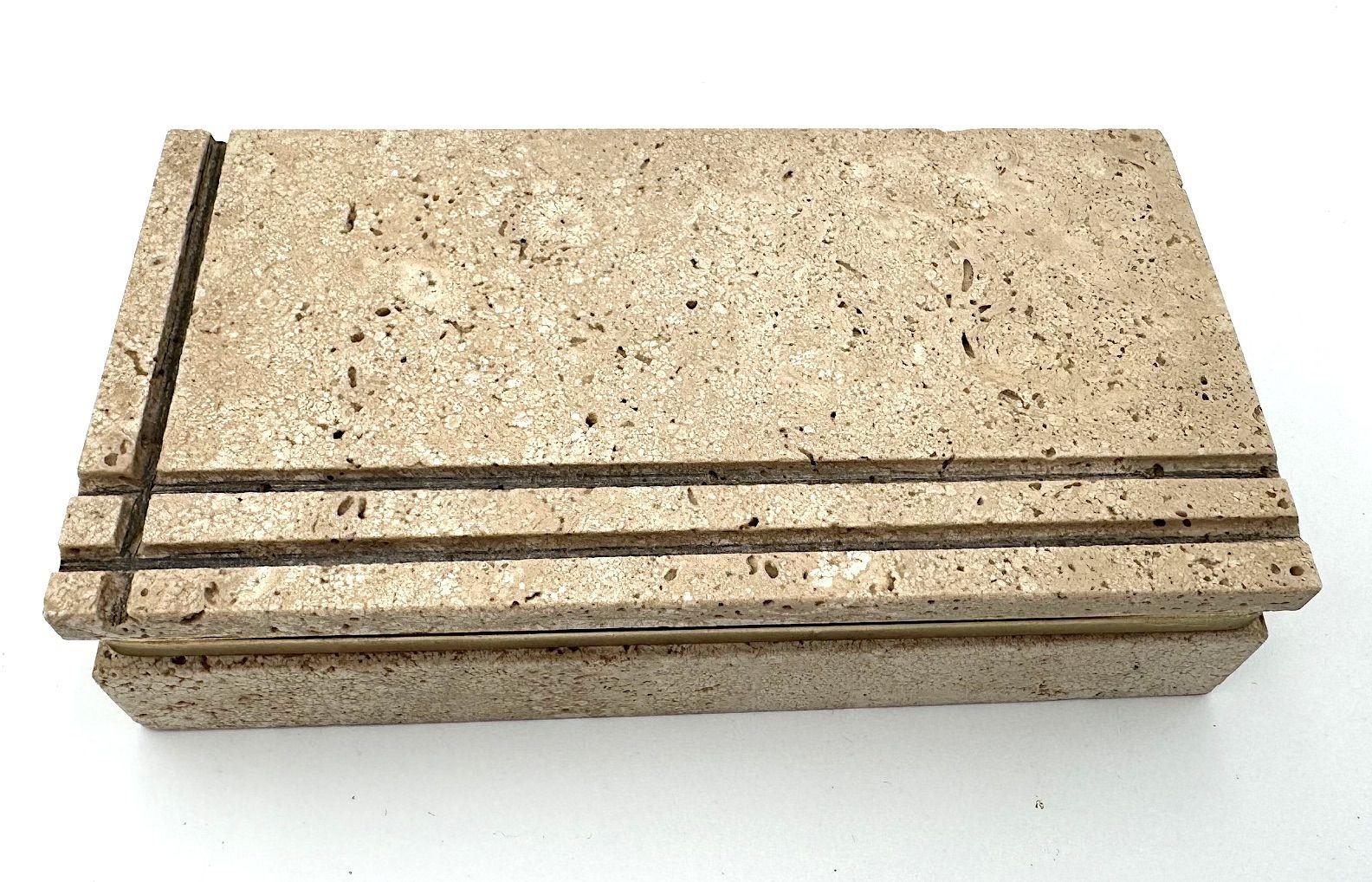 Caja de accesorios de joyería italiana de los años 70 de travertino y metal dorado en venta 2
