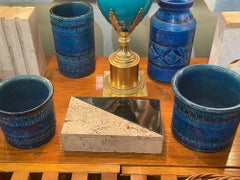 Une boîte italienne des années 1970 en travertin avec des détails en carreaux vernis verts.