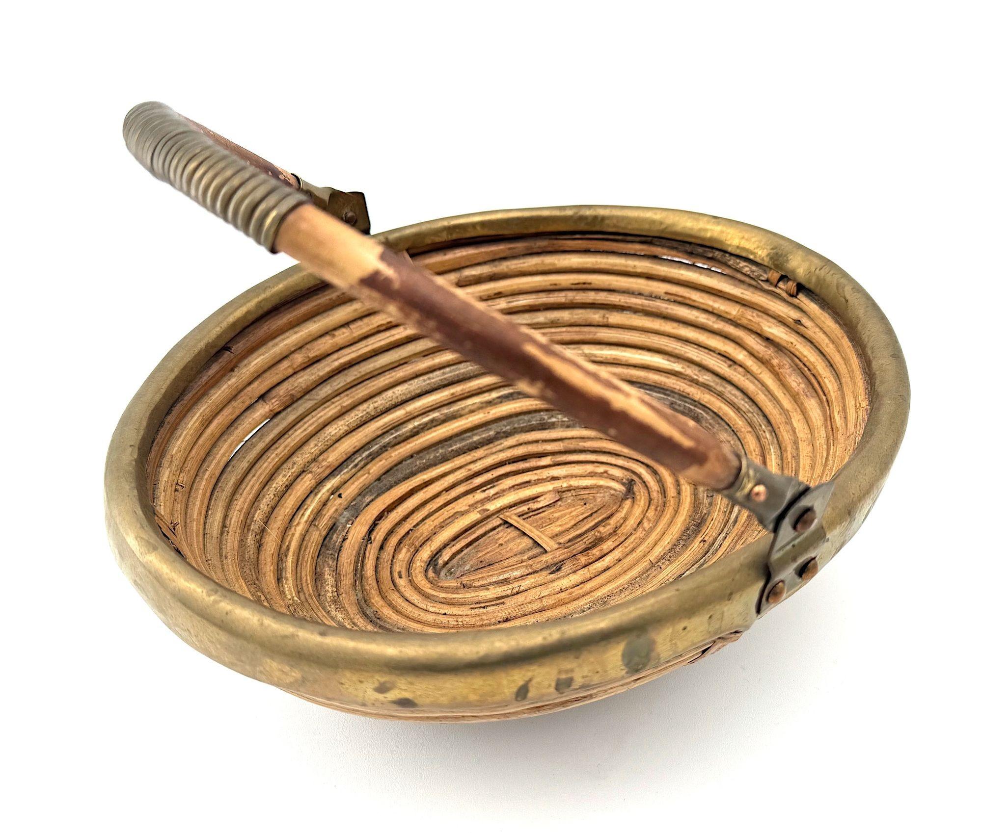 An Italian 1970s woven bamboo and brass bowl in the style of Gabriella Crespi In Good Condition In London, GB