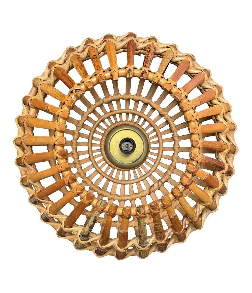 Plafoniera in ottone e bambù intrecciato degli anni '70 di Franco Albini per Bonacina, con rosone laccato nero.  Ricablato con un nuovo raccordo in ottone, cavo nero flessibile e testato dal PAT. Le dimensioni del paralume sono di 40 cm di altezza x