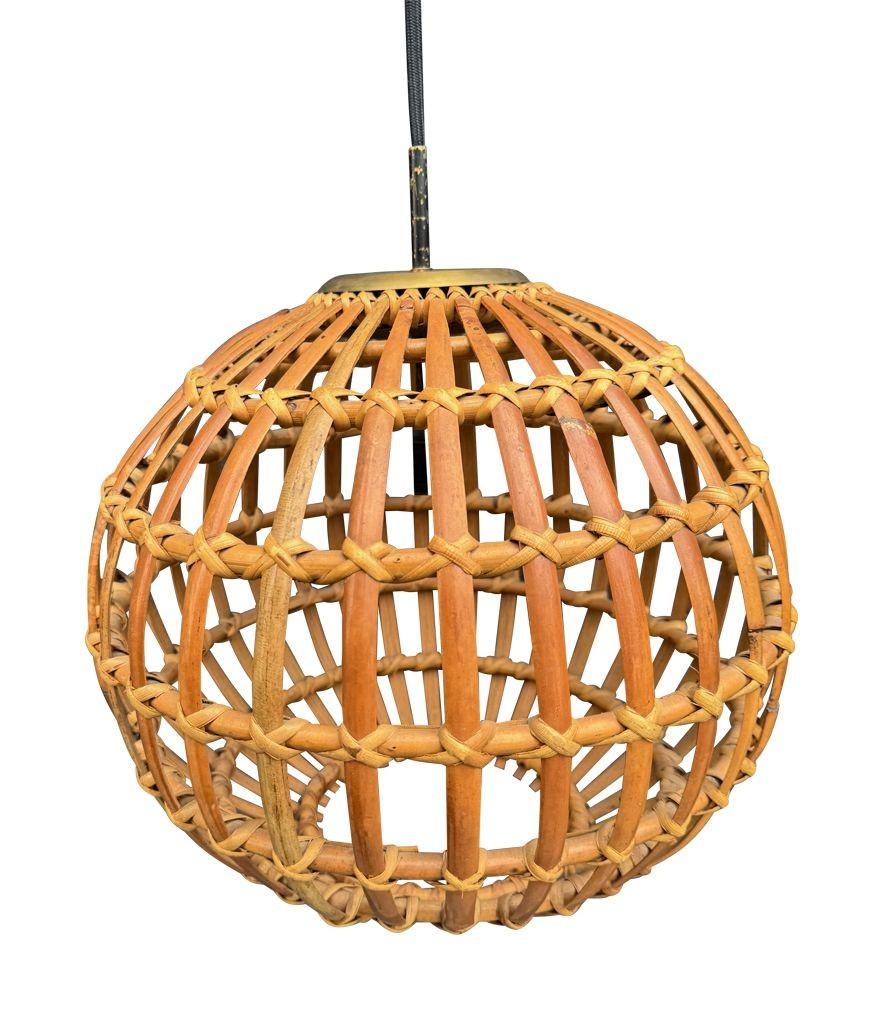 Italiano Plafoniera in ottone e bambù intrecciato di Bonacina, anni '70. in vendita