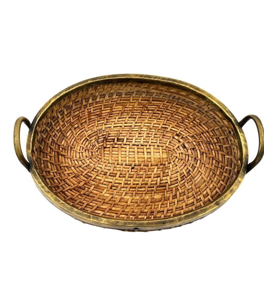 Laiton Panier italien des années 1970 en bambou tressé et laiton avec poignées en laiton en vente