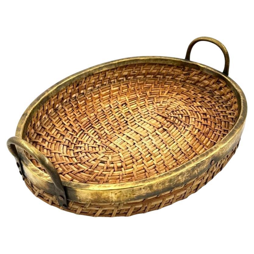 Panier italien des années 1970 en bambou tressé et laiton avec poignées en laiton en vente
