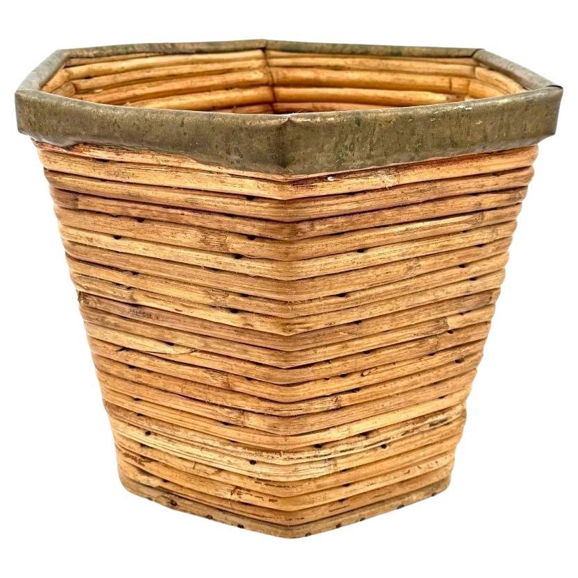 Jardinière hexagonale en bambou tressé en roseau, avec couvercle en laiton, datant des années 1970. en vente