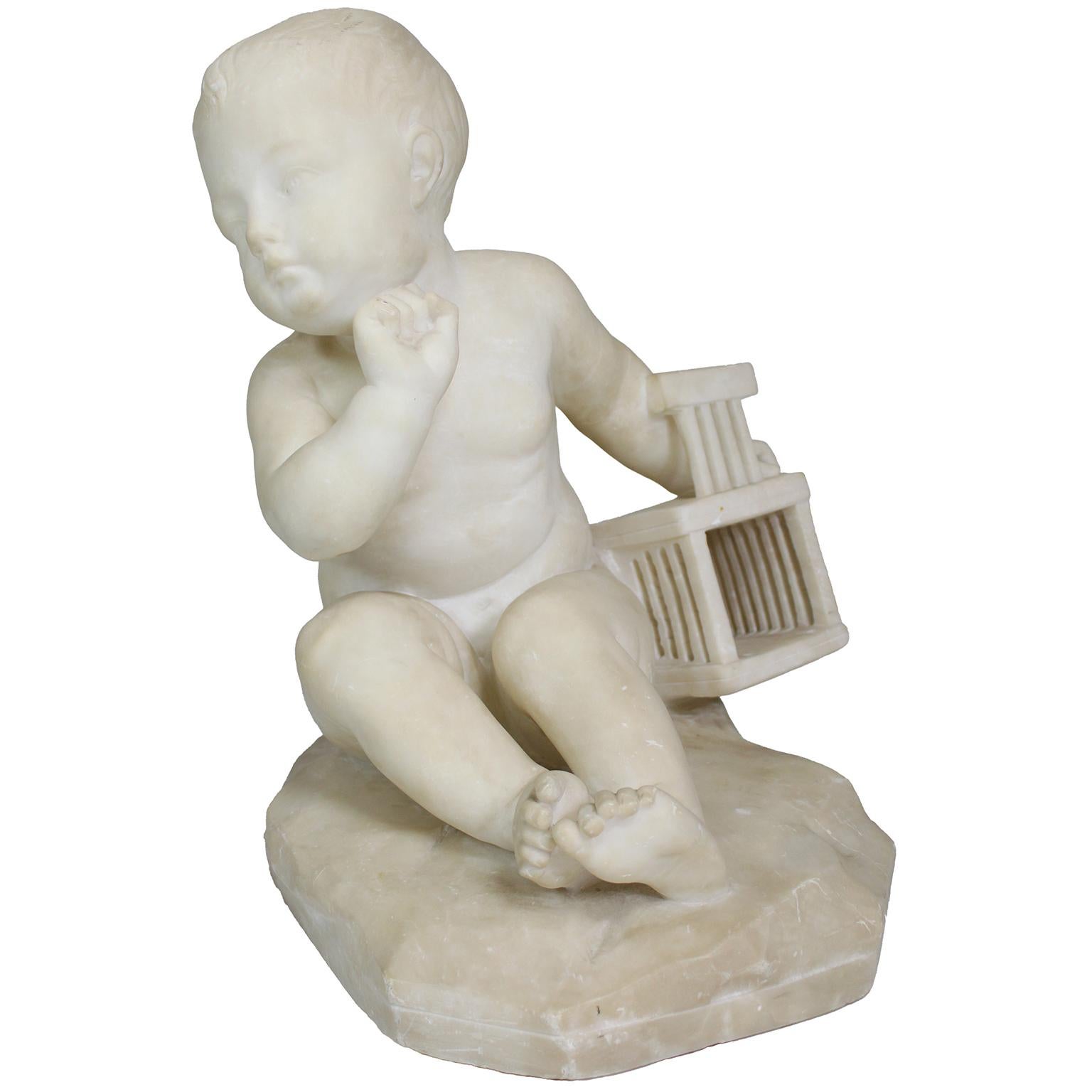Un raffinato gruppo italiano di alabastro intagliato del XIX-XX secolo raffigurante un bambino con gabbia per uccelli, raffigurante un bambino seduto, nudo, su una base rocciosa. Dopo Jean-Baptiste Pigalle (1714-85) - L'enfant a la Cage. Nella mano