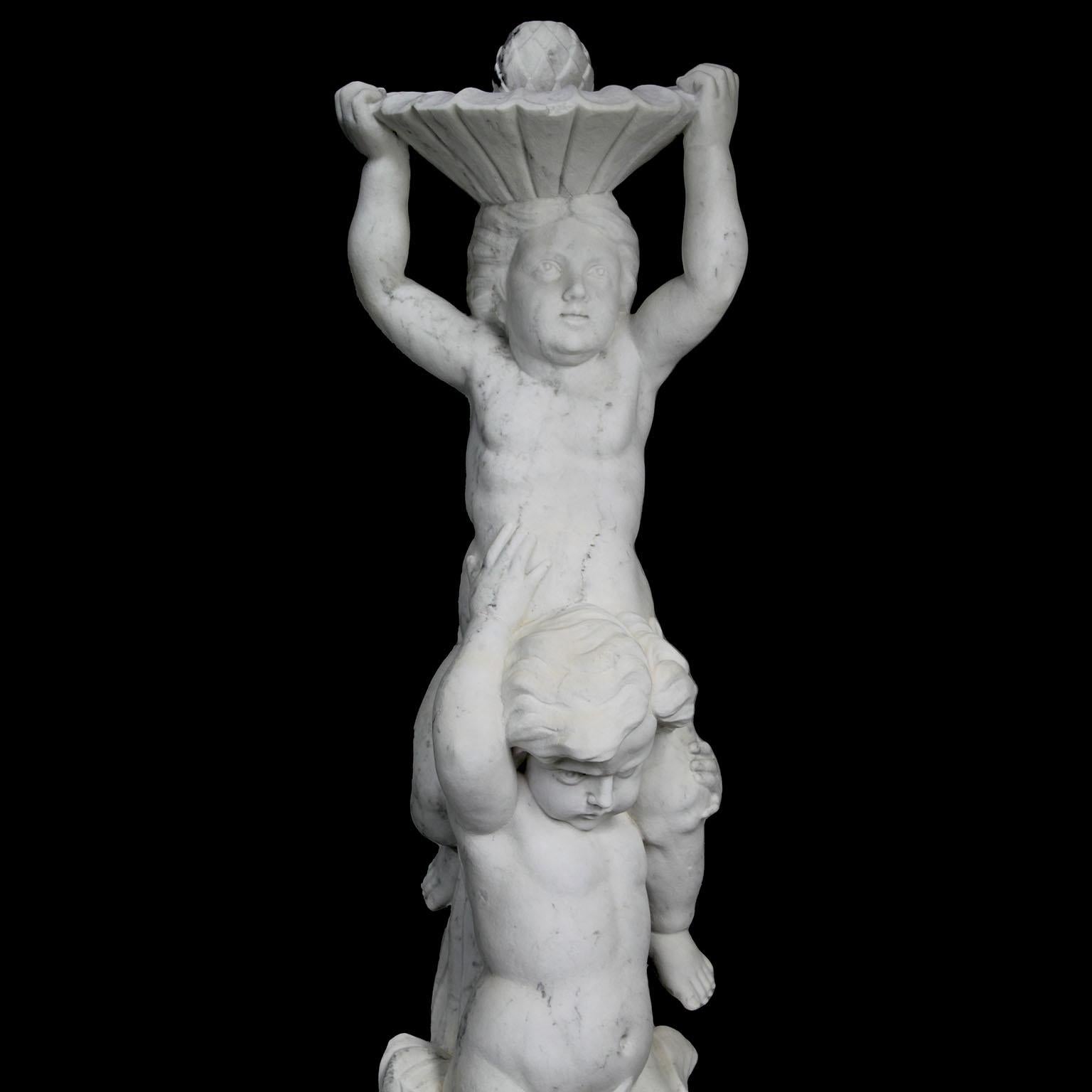 Fontaine italienne en marbre sculpté du 19e/20e siècle avec des enfants et des poissons en vente 1