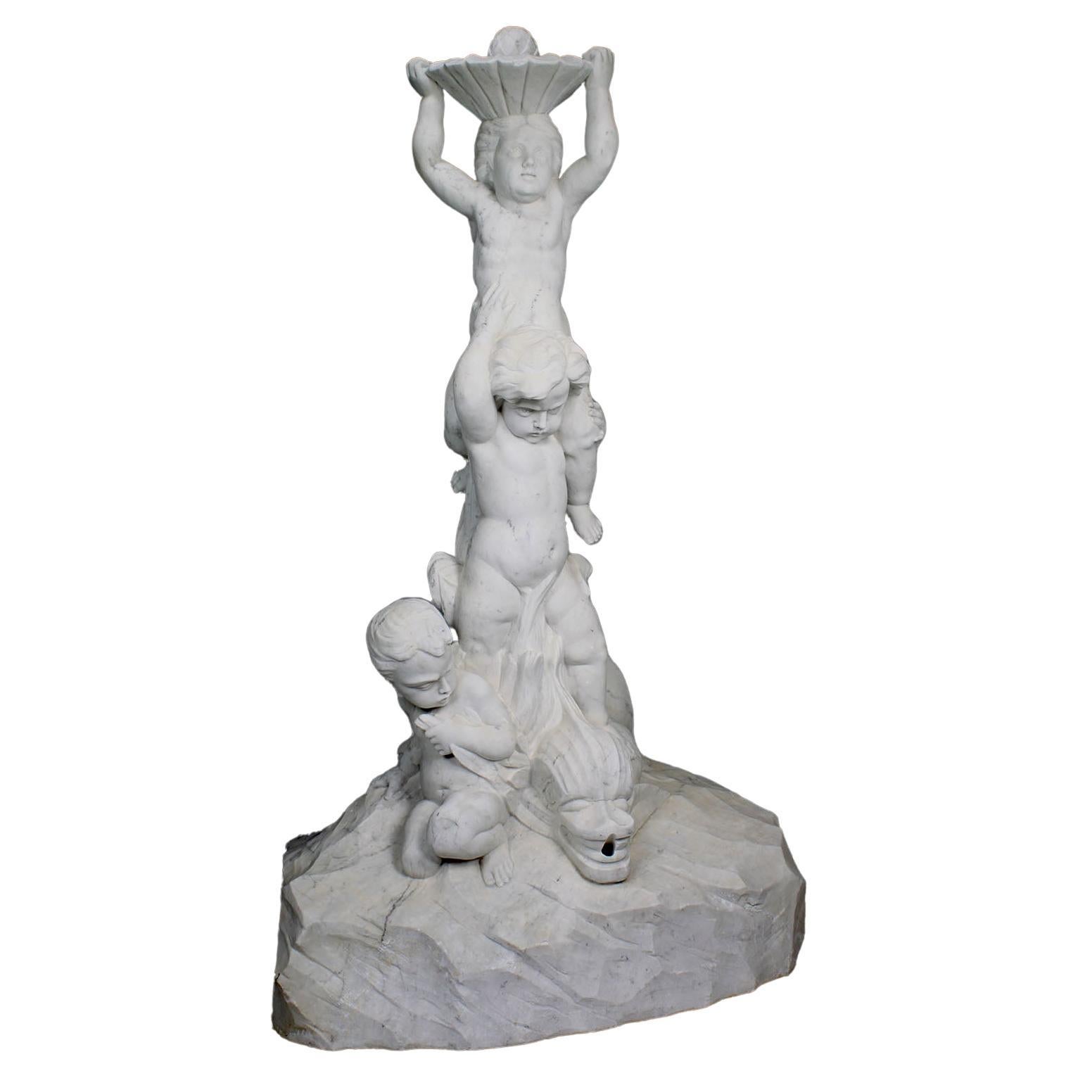 Figuraler italienischer geschnitzter Marmorbrunnen mit Kindern und Fischen aus dem 19./20. Jahrhundert