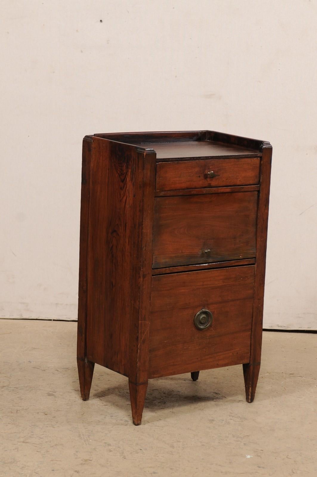Una cassapanca neoclassica italiana in legno del XIX secolo. Questo mobile antico di piccole dimensioni, proveniente dall'Italia, presenta un bordo rialzato lungo la parte superiore dello schienale e dei lati, è dotato di un piccolo cassetto in alto