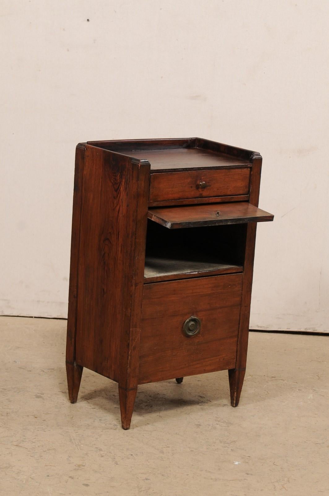 Legno di alberi da frutto Armadio neoclassico italiano del XIX secolo di dimensioni ridotte, un grande pezzo versatile in vendita