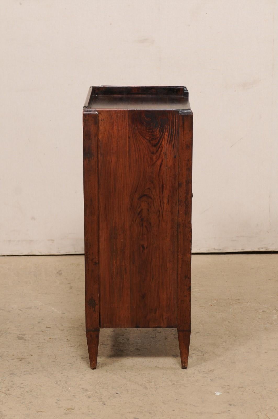 Armadio neoclassico italiano del XIX secolo di dimensioni ridotte, un grande pezzo versatile in vendita 3