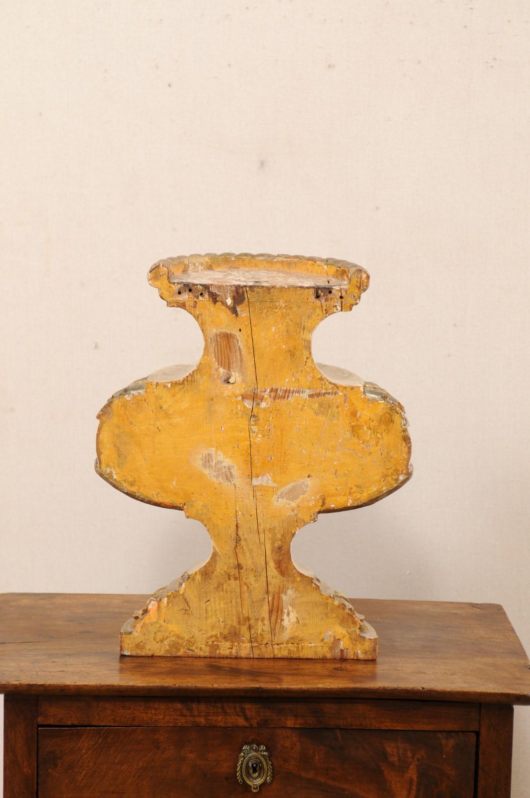 Fragmento de madera tallada en urna italiana del siglo XIX con su acabado y dorado originales en venta 3