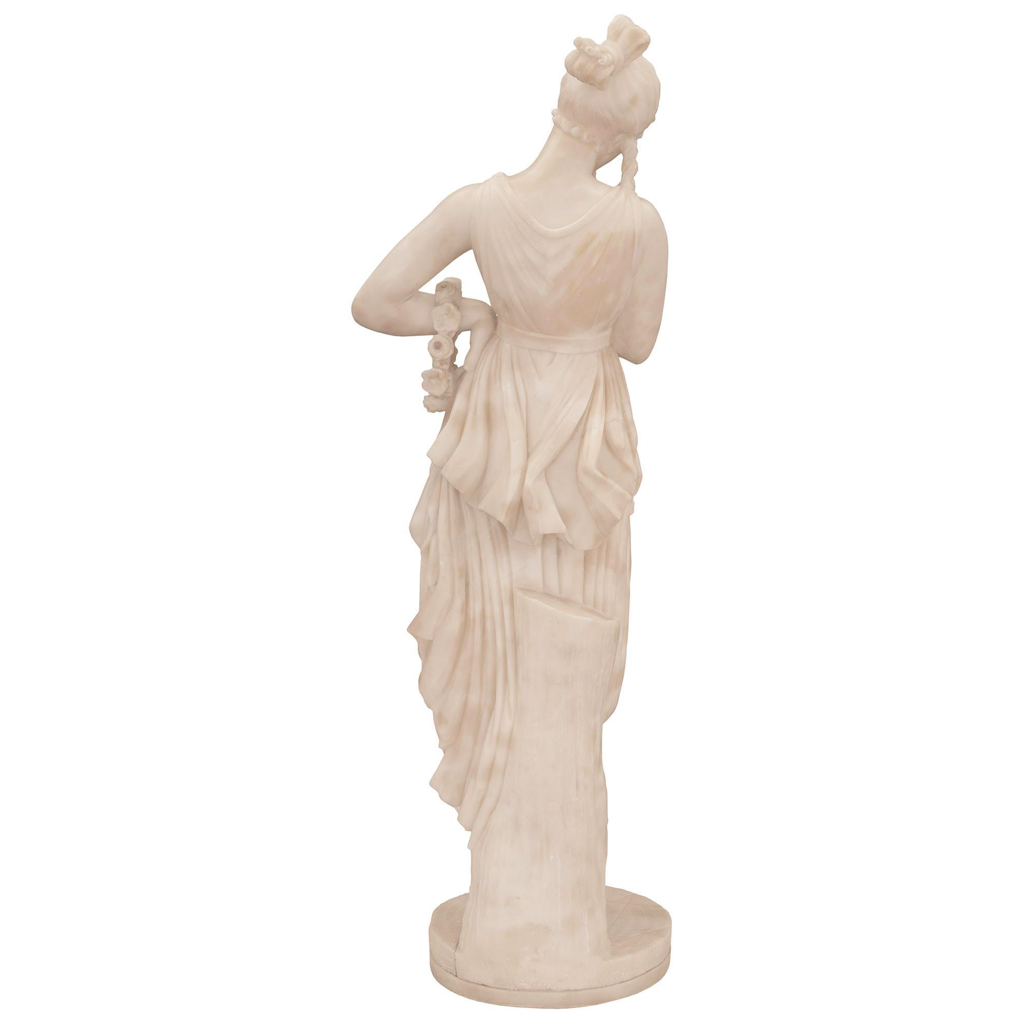 Marbre Statue italienne en albâtre du 19ème siècle représentant une belle jeune fille en vente