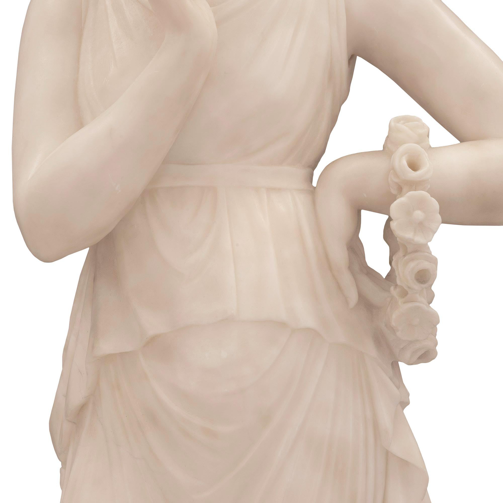 Statue italienne en albâtre du 19ème siècle représentant une belle jeune fille en vente 2