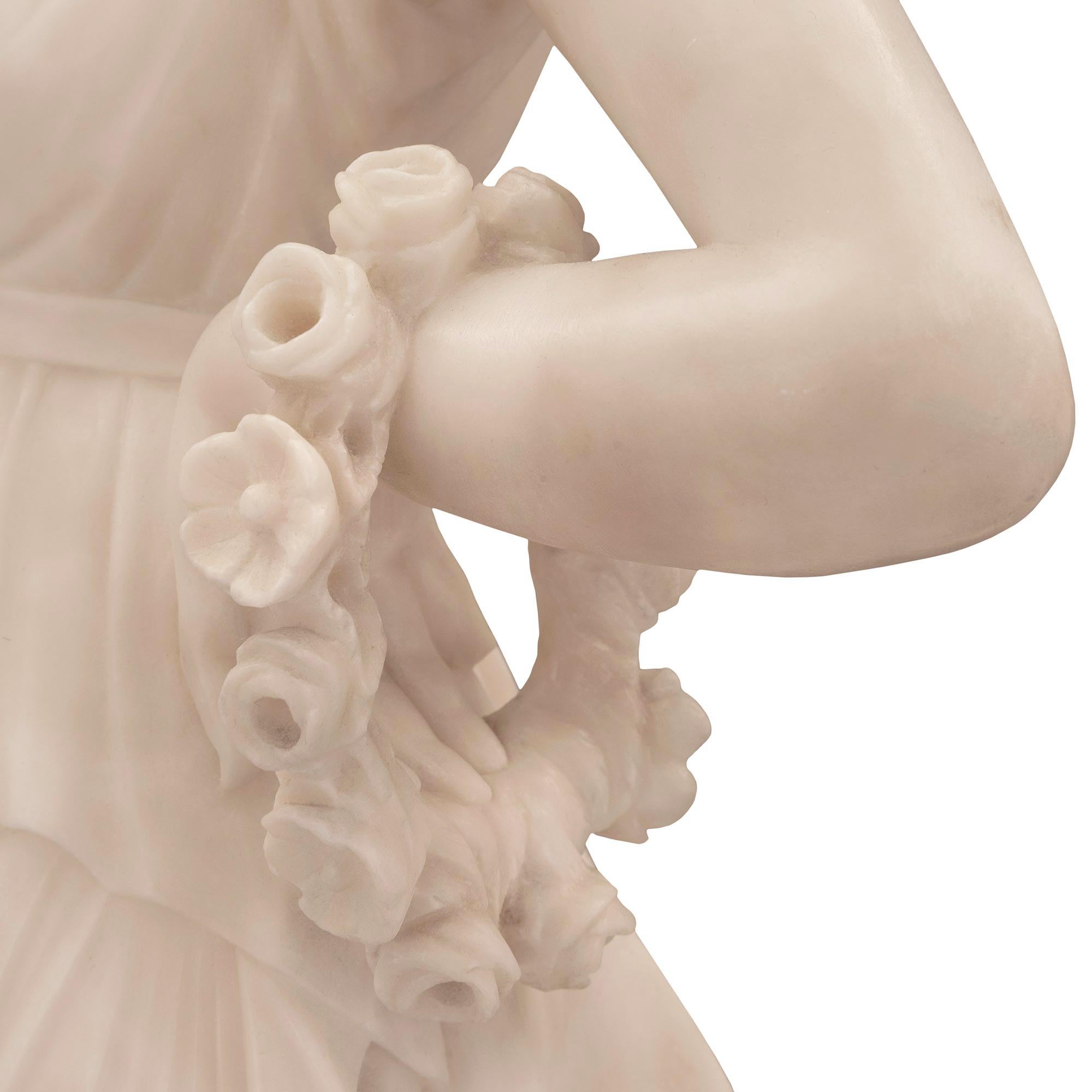 Statue italienne en albâtre du 19ème siècle représentant une belle jeune fille en vente 3